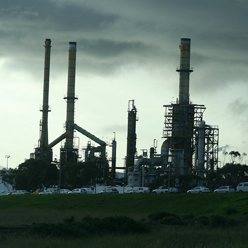 Arbeiders en bedienden uit de petroleumhandel en –nijverheid binnenkort onder één paritair comité?